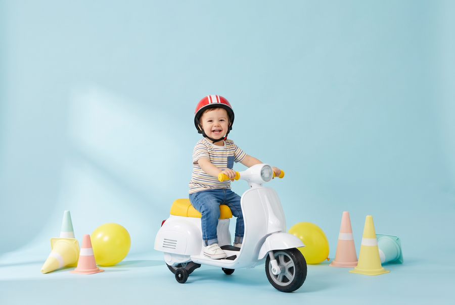 Bambino alla guida di un veicolo elettrico PiccoliPiloti in sicurezza